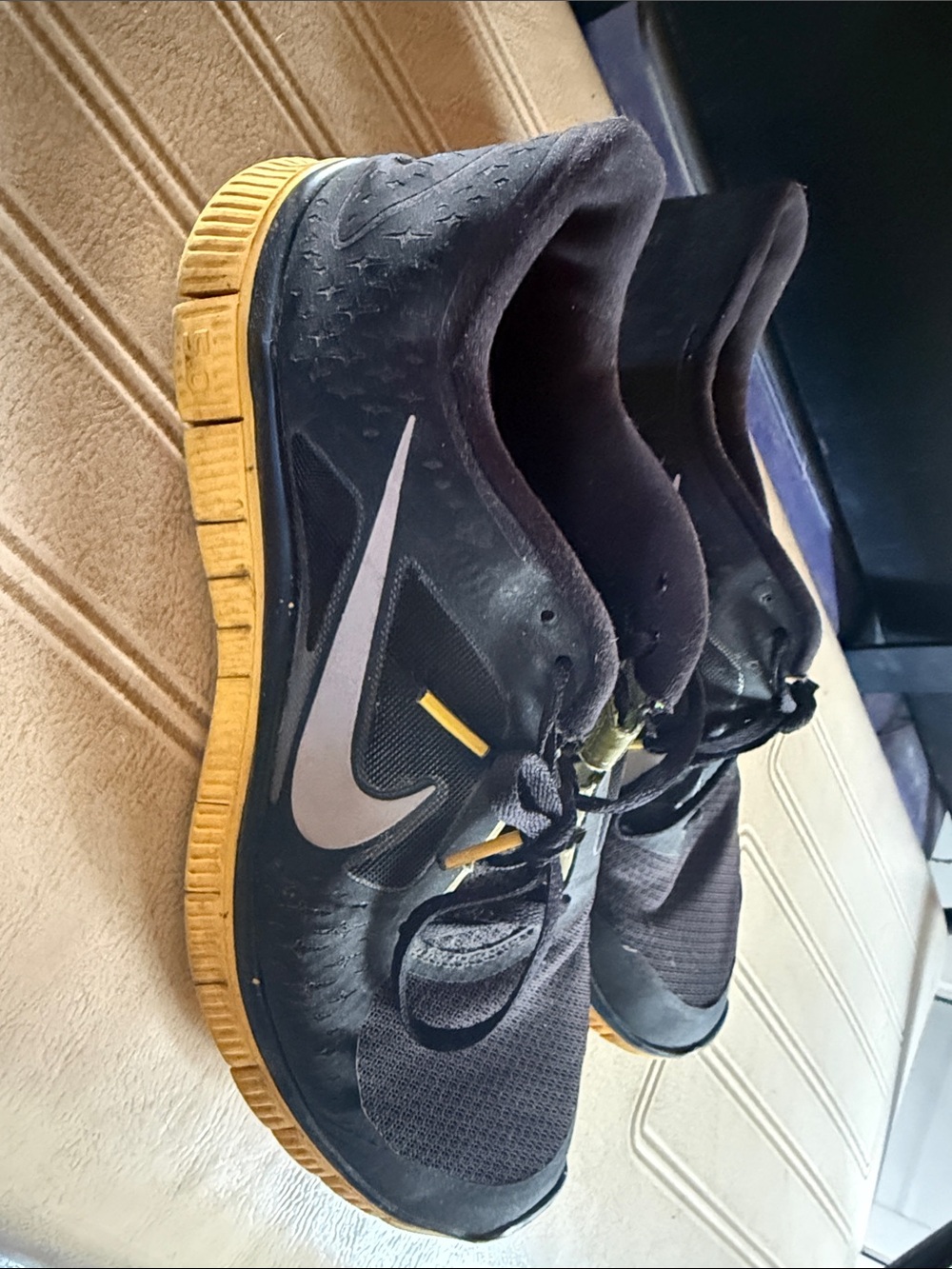 Nike men’s livestrong free run sneakers. Size 11